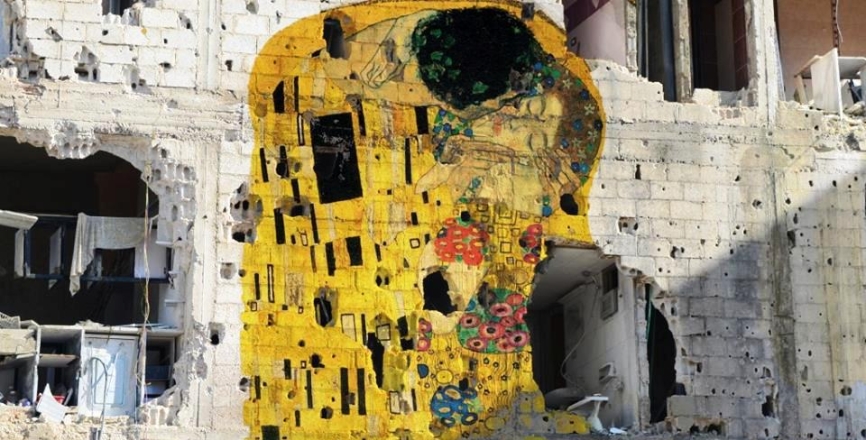 love-war-syrian-artist-tammam-azzam-and-his-personal-gustav-klimts-the-kiss-on-war-torn-building-in-syria-www.loves_.domusweb.it_.jpg